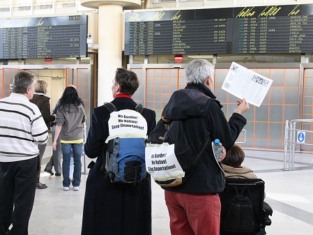 Stop Deportation in der Halle bei der Abschiebedemo am Flughafen