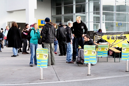 Infostand bei Abschiebedemo am Flughafen