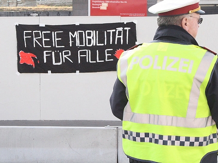 Freie Mobilität für Alle und Polizei bei Abschiebedemo am Flughafen