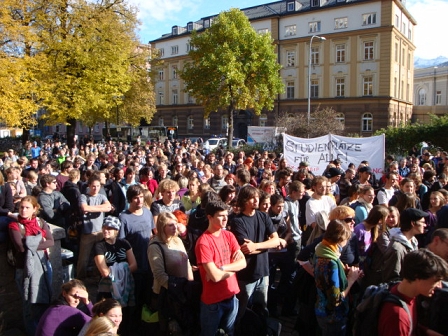 DemonstrantInnen am Christoph-Probst-Platz in Innsbruck