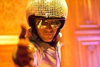© Christian Stipkovits Kristian Davidek mit Discokugelhelm