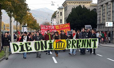 studierende tragen ein transparent mit der aufschrift "die uni brennt"