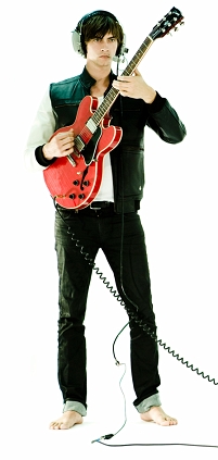 © Mando Diao gustaf noren mit gitarre u kopfhoerern