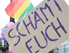 Ein Demo-Schild mit der Aufschrift "Schämt euch"