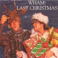 Cover der Single "Last Christmas" von Wham. die Bandmitglieder tragen ein Rentier bzw. Weihnachtsmannkostüm