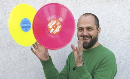 mann mit bart jongliert bunte vinylplatten