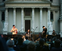 Die Band Rotifer am Wiener Karsplatz spielend