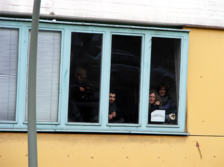 "Street Game"-SpielerInnen hinter einem Fenster des "West Germany".