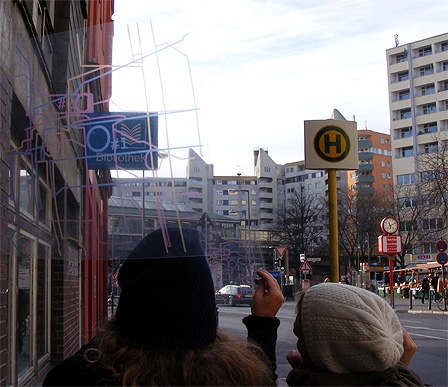 Rätselraten am Kottbusser Tor in Berlin Kreuzberg.