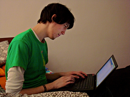 © flickr.com/kewagi Florian Hufsky am Computer