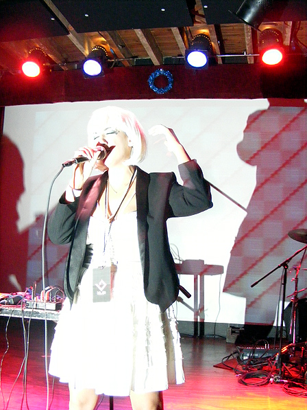 Leeni live beim "Blip Festival" in New York City.