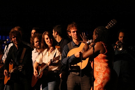 Dark Was The Night Concert @ Radio City Music Hall in Manhattan. Im Bild (Bon Iver, The National, Feist & Sharon Jones)