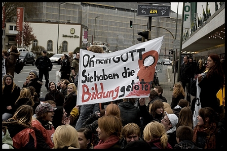 Ein Ausschnitt eines Demonstrationszuges. Auf dem einzigen sichtbaren Transparent steht "Oh mein gott sie haben die Bildung getötet".