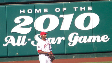 Ein Baseball-Spieler vor einer grünen Wand, auf der mit weißer Schrift groß "Home of the 2010 All-Star Game" geschrieben steht.