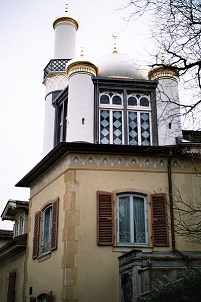 © free/Rama Suchard-Haus mit Minarett