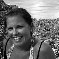 schwarz weiss portrait von brigitte kurz vor einem thailaendischen strand