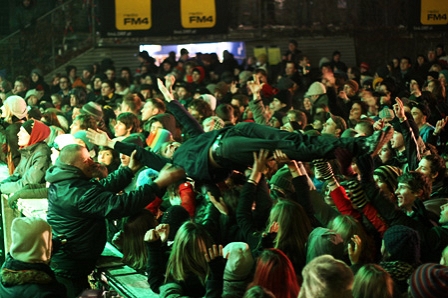 crowdsurfing