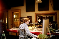 Death Cab For Cutie Gitarrist und Produzent Chris Walla hinter den Reglern im Studio mit Tegan & Sara