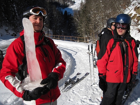 Andreas hält einen großen Eiszapfen in der Hand