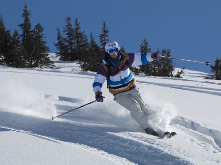 Skifahrer mit buntem 80er Jahre Anorak