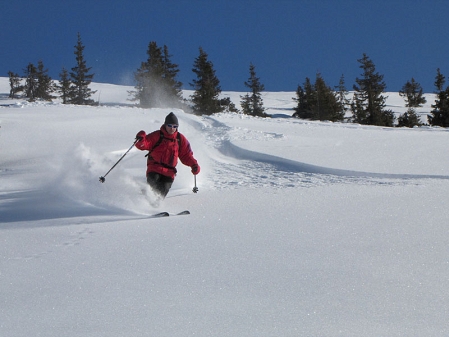 Skifahrer mit Old school skiausrüstung