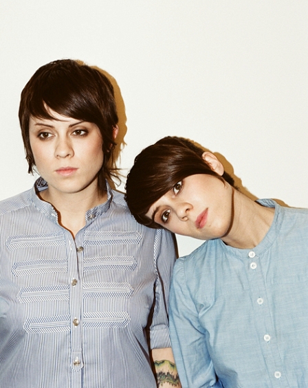 Tegan lehnt sich an die Schulter von Sara, Bandfoto