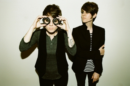 Tegan und Sara Portraitfoto, vor einer weißen Wand