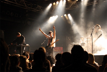 Die Band Big Pink bei einem Konzert in der Wiener Arena