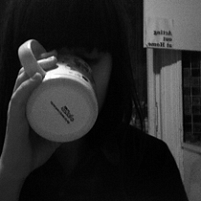 © anna spanlang anna spanlang trinkt aus einer tasse