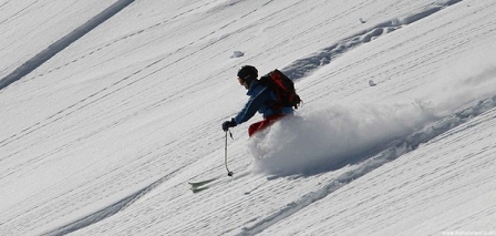 me skiing in the powder