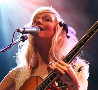 Blonde Sängerin