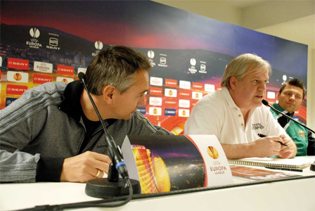 Peter Clark bei einer Pressekonferenz