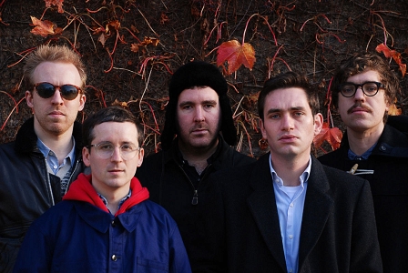 Bandfoto Hot Chip vor herbstlicher Landschadft