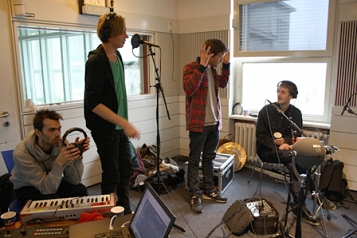© radio fm4 vier musiker von when the saints go machine im fm4 studio mit vielen instrumenten