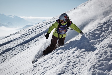 snowboarderin mach schöne kurve