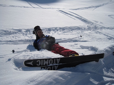 sebastian hannemann liegt im schnee