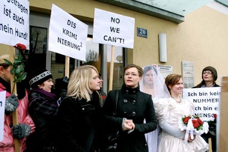© www.femmegoesqueer.at Protesthochzeit in Klagenfurt: Lesbisches Paar traut sich