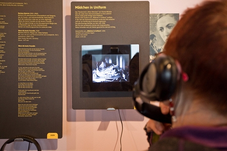 Ausstellung l[i]eben - uferlos und andersrum. Infowand mit Monitor.