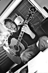 © Kashmir Kashmir Sänger Kasper Eistrup mit Akustik Gitarre am Sofa