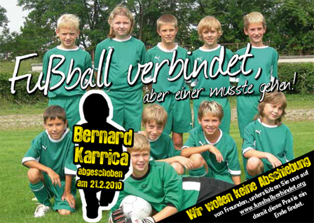 Kinder-Fußballmannschaft, der Umriss eines Kindes ist ausgeschnitten. Text: Fußball verbindet, aber einer musste gehen! Bernard Karrica, abgeschoben am 21.2.2010."