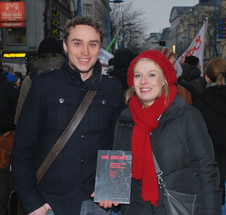 Stefan Heissenberger und Viola Mark, zwei der fünf HerausgeberInnen des Buchs "Uni brennt"