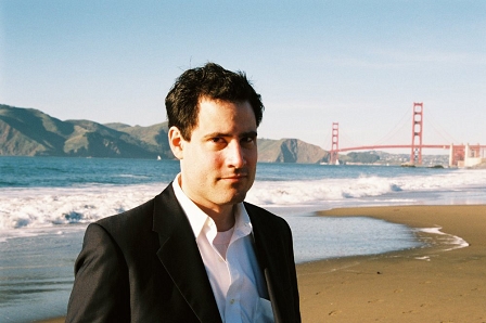 Der amerikanische Autor Josh Bazell am Strand vor der Golden gate Bridge