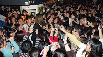 © Heiko Grupe Maximilian Hecker umringt von Fans in der chinesischen Stadt Chengdu