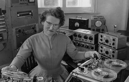 Daphne Oram mit Tonbandgeräte, bild aus den sechzigern