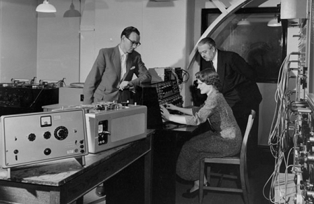 Daphne Oram mit interessierten Kollegen beim   BBC Radiophonic Workshop um 1943