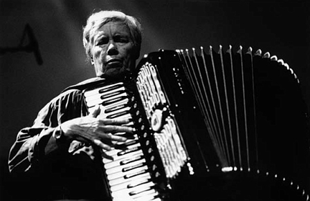 Pauline Oliveros spielt Akkordeon