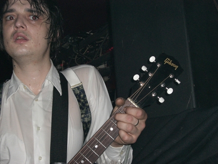 Pete Doherty schaut irritiert