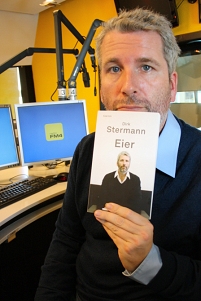 Dirk Stermann mit seinem Buch "Eier"