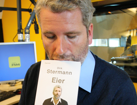 Dirk Stermann mit seinem Buch "Eier"