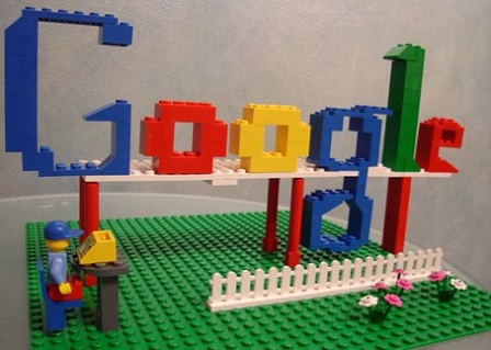 Das Google-Logo aus Legosteinen gebaut